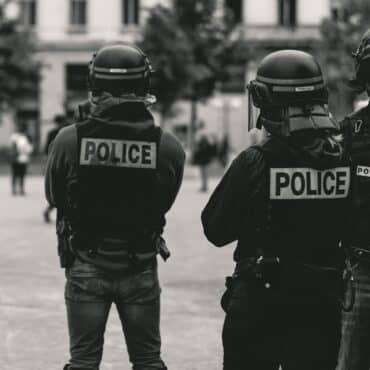 Policier de la BAC, instructeur de tir et auteur